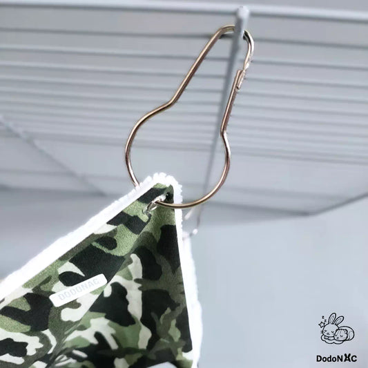 Crochet d'attache pour hamac dodoNAC - Système d'attache pour hamac à œillet présenté avec un hamac