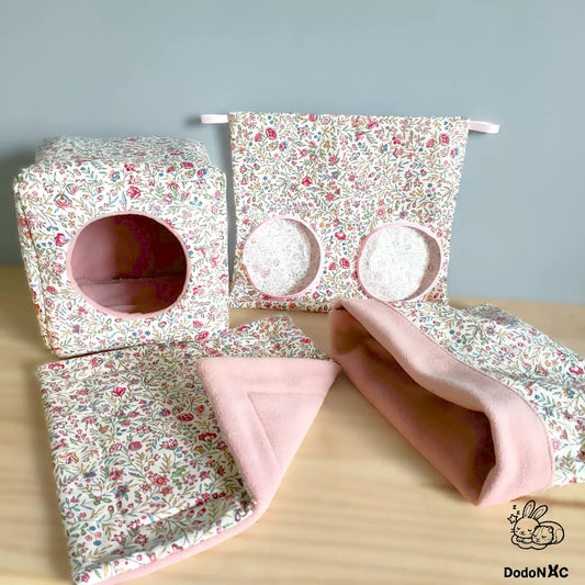 pack d'accessoires de cage pour cochon d'inde dodoNAC fait main et personnalisé avec un tissu motif fleurs qui comprend un sac à foin, un sac à cali, un tapis litiére, un dodo cube