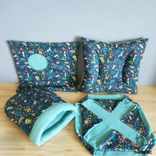pack d'accessoires de cage pour furet dodoNAC fait main et personnalisé avec un tissu motif jungle, il comprend un coussin moelleux, un sac de couchage, un hamac cachette et un hamac double