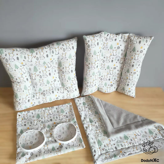 pack d'accessoires de cage pour lapin dodoNAC fait main et personnalisé avec un tissu motif lapin, il comprend un snugabun, un tapis litiére, un coussin moelleux et un sac à foin