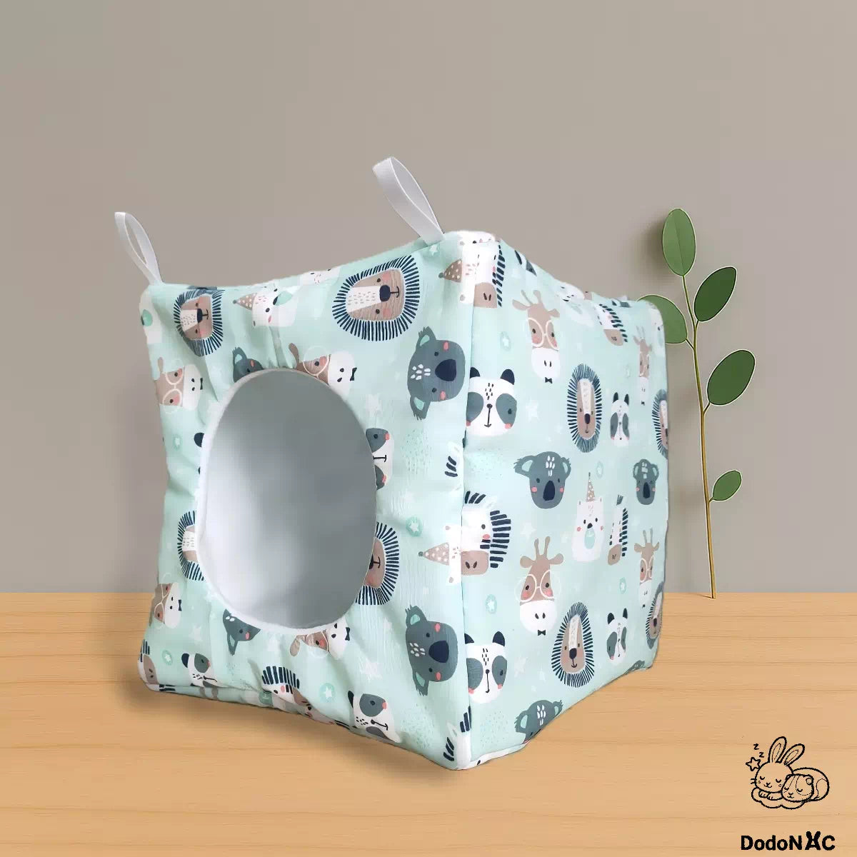 hamac maison cube dodoNAC (20x20cm) présenté posé, un lit confortable à suspendre fait main pour des rats, furet, gerbille et chinchilla à personnaliser