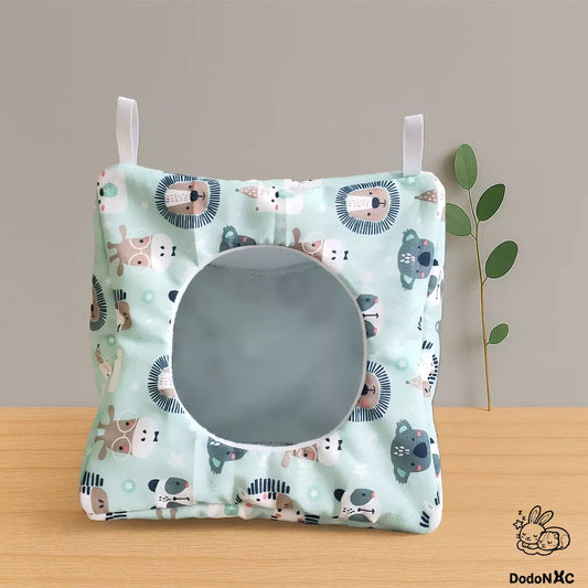 hamac maison cube dodoNAC (20x20cm) présenté posé de face, fait main c'est un lit douillet à suspendre pour des rats, furet, gerbille et chinchilla à personnaliser