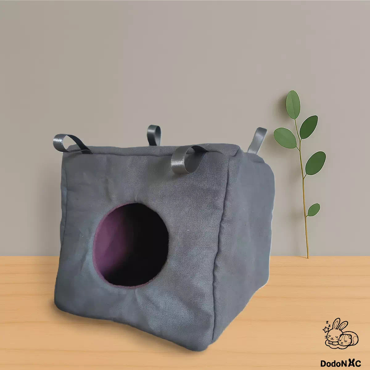 hamac maison cube dodoNAC (14x14cm) présenté posé pour rongeur, un lit confortable pour rat et gerbille fait main avec trou d'entré rond à suspendre