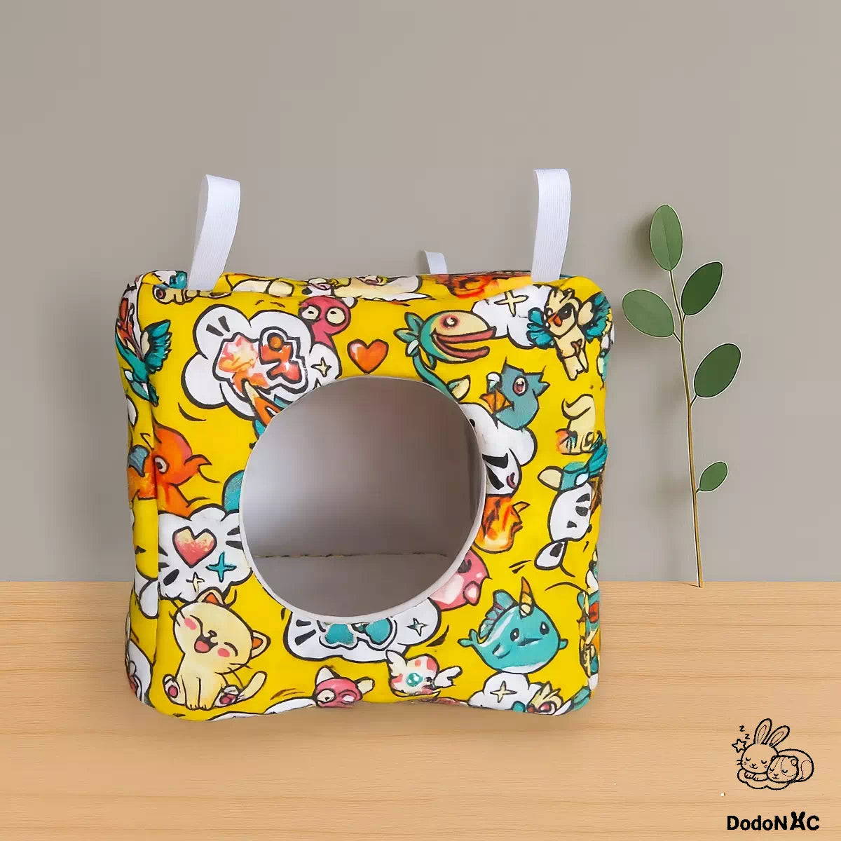 hamac maison cube dodoNAC (14x14cm) présenté posé pour rongeur, un lit confortable à suspendre pour rat et gerbille fait main et personnalisable