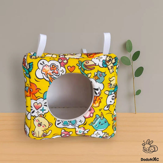 hamac maison cube dodoNAC (14x14cm) présenté posé pour rongeur, un lit confortable à suspendre pour rat et gerbille fait main et personnalisable