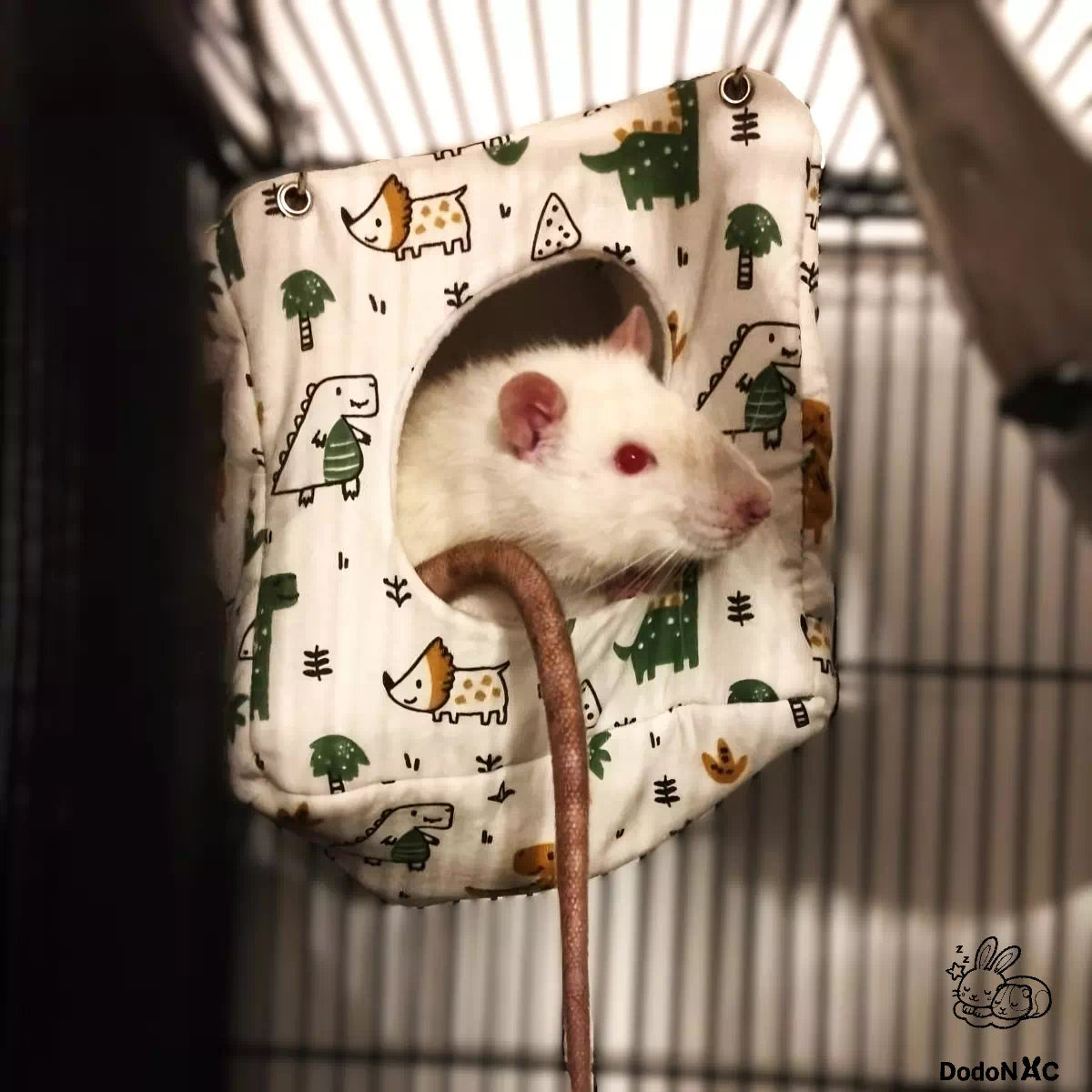 hamac maison cube dodoNAC (14x14cm) suspendu dans une cage, avec rat confortablement installé pour présenté l'accessoire
