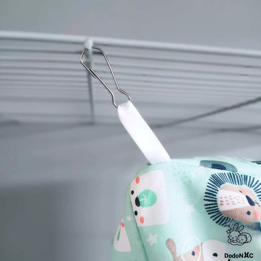 Crochets d'attache mousquetons en acier inoxydable pour hamacs suspendus présenté sur un hamac