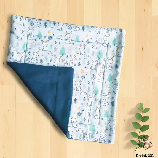 Pee pad tapis litiére et absorbant lavable taille L (40x40cm) dodoNAC pour rongeurs, furet, lapins, cochon d'inde, rats fait main à personnaliser présenté avec un tissu motif lapins et polaire bleu