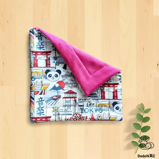 Pee pad tapis litiére et absorbant lavable taille M (30x30cm) dodoNAC pour rongeurs, chinchilla, cochon d'inde, lapins, rat, furet fait main et personnaliser présenté avec un tissu style japonais et polaire fuschia