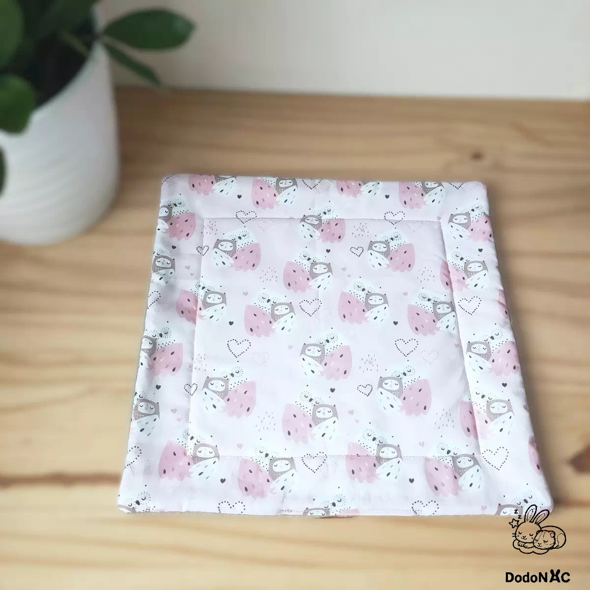 Pee pad tapis litiére et absorbant lavable taille M (30x30cm) dodoNAC pour rongeurs, chinchilla, cochon d'inde, lapins, rat, furet fait main et personnaliser présenté avec un tissu motif chouette et rose