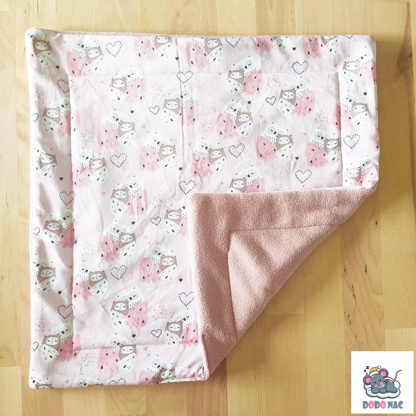 Pee pad rongeur en polaire, tapis absorbant de Dodonac, idéal pour les petits animaux de compagnie. Ce tapis confortable et durable offre une excellente absorption des liquides, garantissant un environnement propre et sec pour vos rongeurs. Conçu pour faciliter le nettoyage, il est parfait pour les cages et les espaces de vie de vos animaux