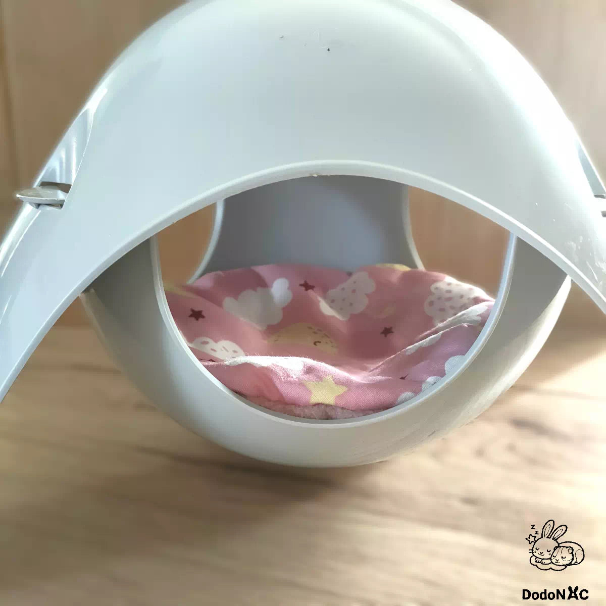 pee pad tapis litiére absorbant lavable dodoNAC pour igloo spoutnik, accessoire de cage pour rongeurs, rat, souris fait main présenté dans l'igloo spoutnik posé