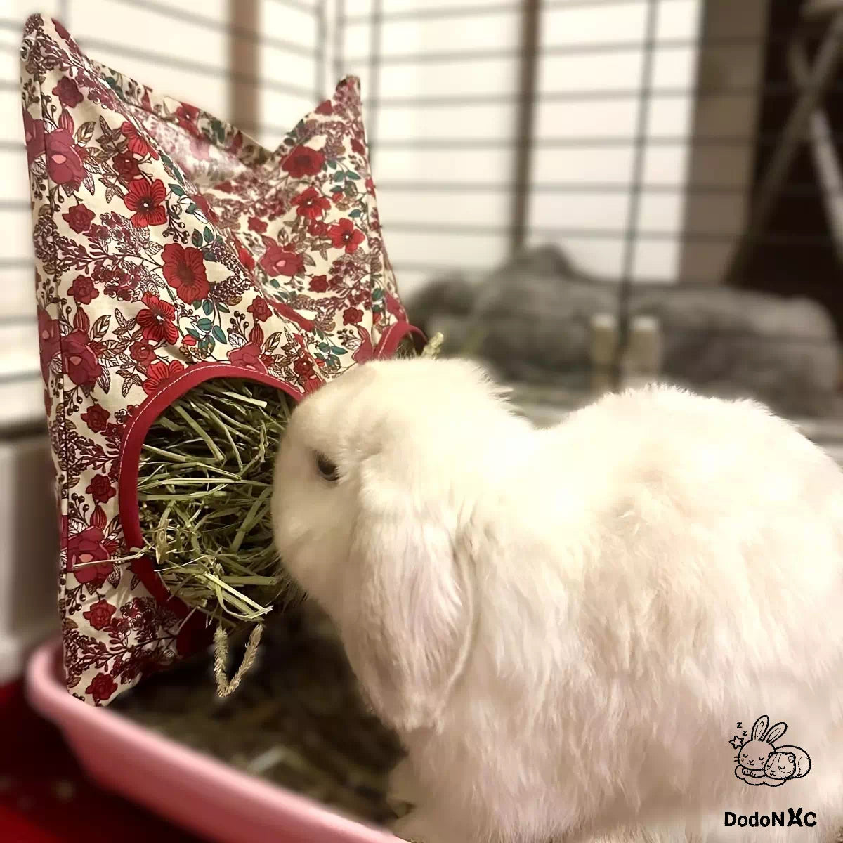 lapin qui mange son foin dans son sac à foin dodoNAC personnalisé avec un tissu fleurs