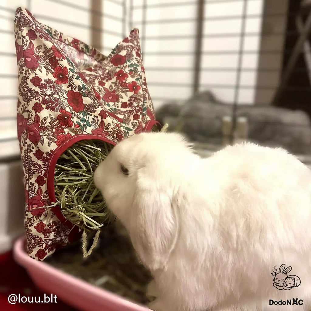 lapin qui mange son foin dans son sac à foin dodoNAC personnalisé avec un tissu fleurs