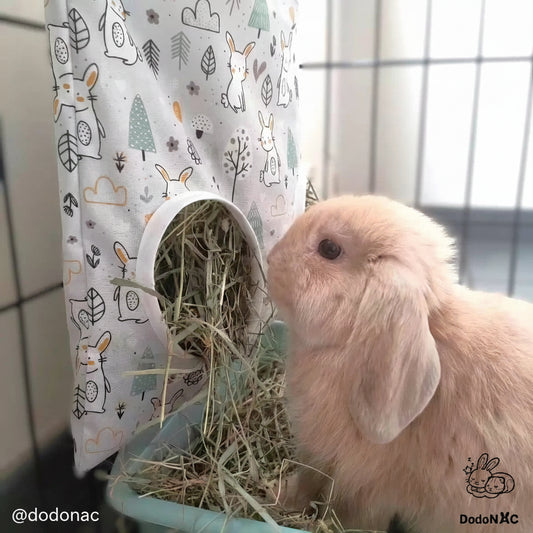 lapin qui mange son foin dans son sac à foin dodoNAC personnalisé avec un tissu motif lapin