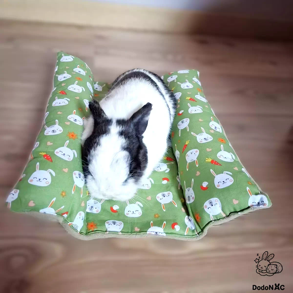 lapin mignon couché confortablement sur son snugabun, snuggle bed, accessoire lapin, coussin absorbant fait main dodoNAC