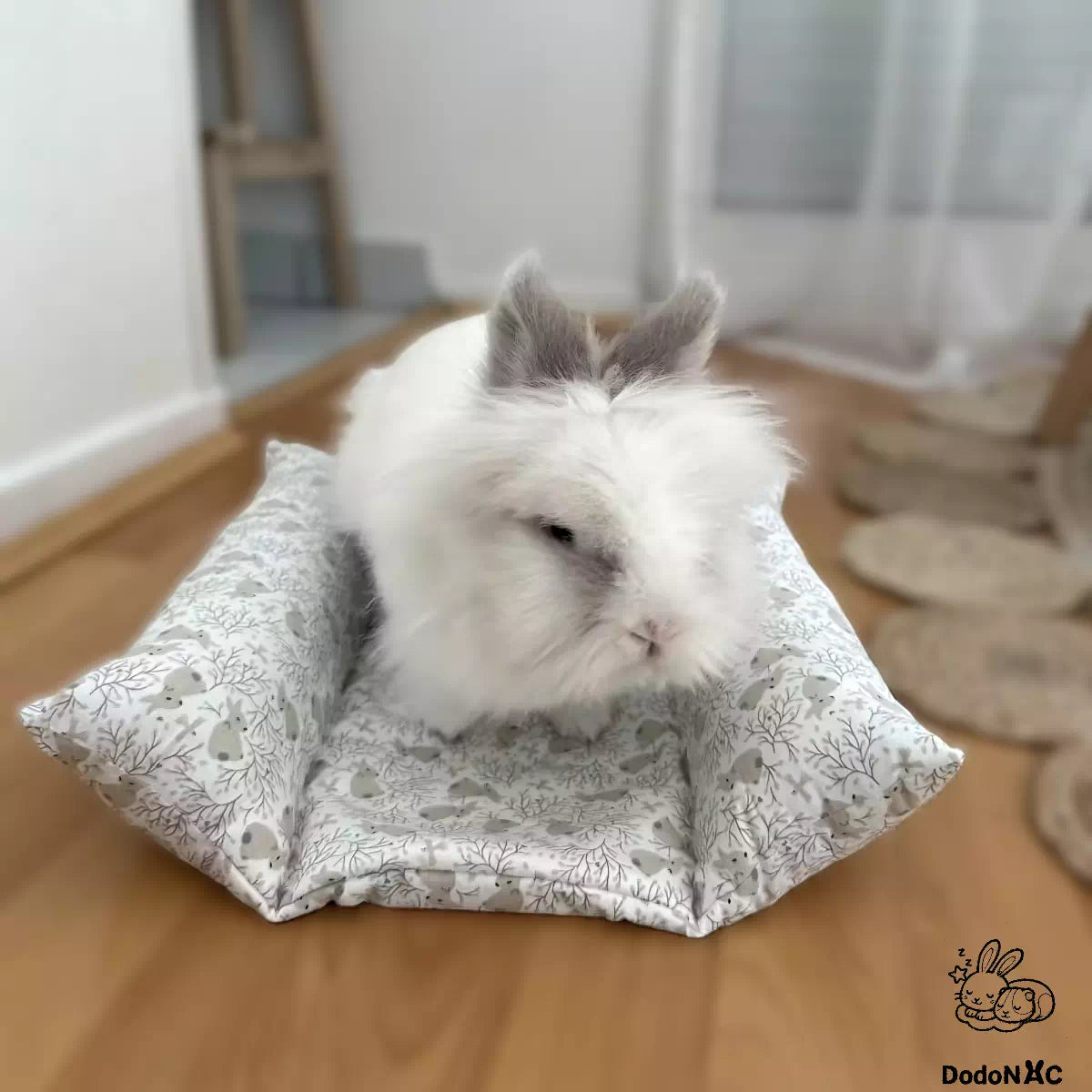 lapin mignon couché confortablement sur son snugabun rafraîchissant d'été, snuggle bed, accessoire lapin, coussin absorbant fait main et personnalisé dodoNAC
