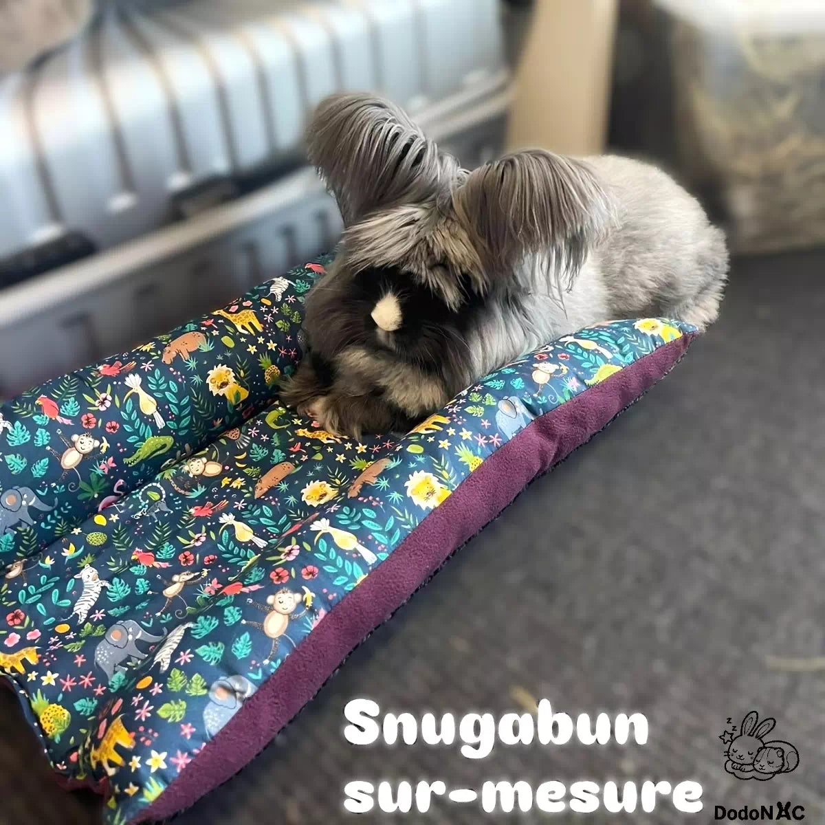 Magnifique lapin couché confortablement sur son snugabun sur-mesure, snuggle bed, accessoire lapin, coussin absorbant fait main dodoNAC