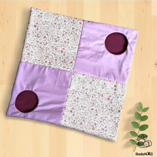 tapis de jeu cachette dodoNAC pour rongeurs, rat, furet fait main et personnalisable avec 2 tissus présenté avec un tissu motif fleurs et un tissu parme