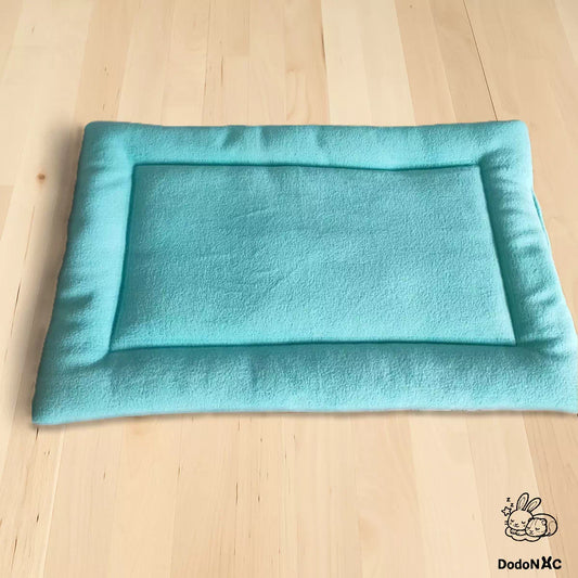 tapis moelleux rembourré dodoNAC pour petits animaux, lapins, furets, chat fait main douillé et confortable personnalisable présenté vue face polaire