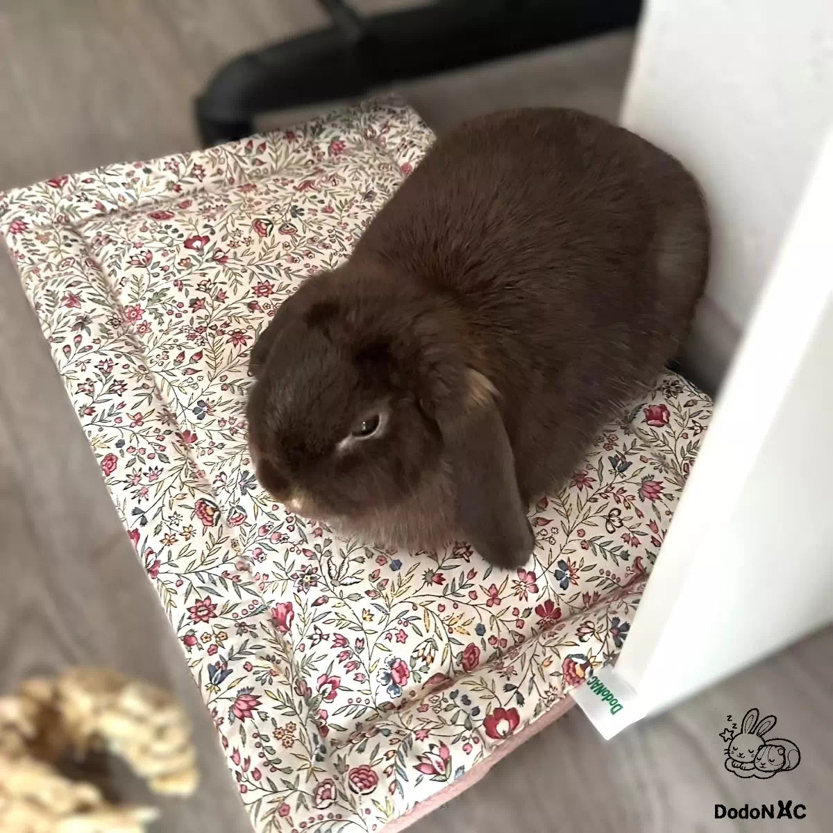 lapin couché sur son tapis moelleux douillé et confortable dodoNAC fait main et personnalisé avec un tissu motif fleurs