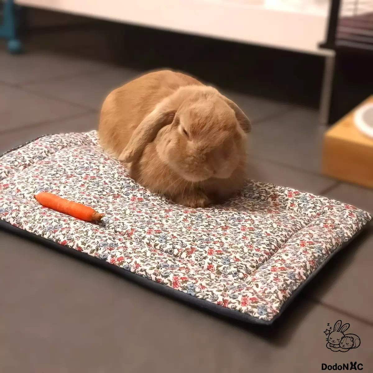 lapin couché sur un tapis moelleux douillé et confortable dodoNAC personnalisé avec un tissu motif fleurs et tissu polaire bleu