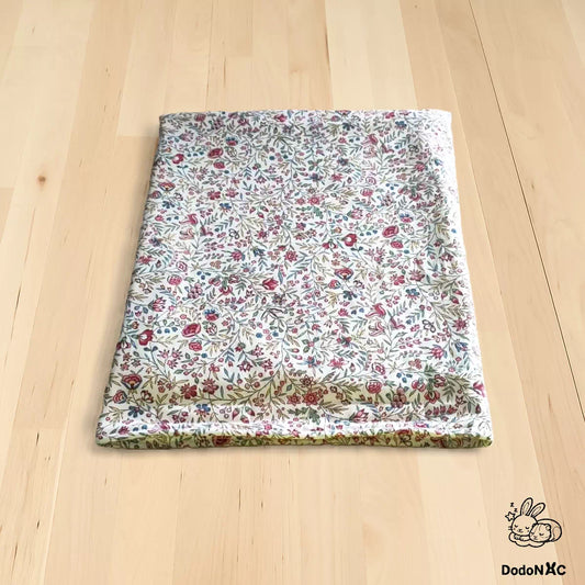 tapis rafraîchissant 3 en 1 d'été dodoNAC pour éviter les coups de chaud des rongeurs, lapins, cochon d'inde et petits animaux avec pain de glace et fonction tapis litiére absorbant fait main et personnalisable vue fermé