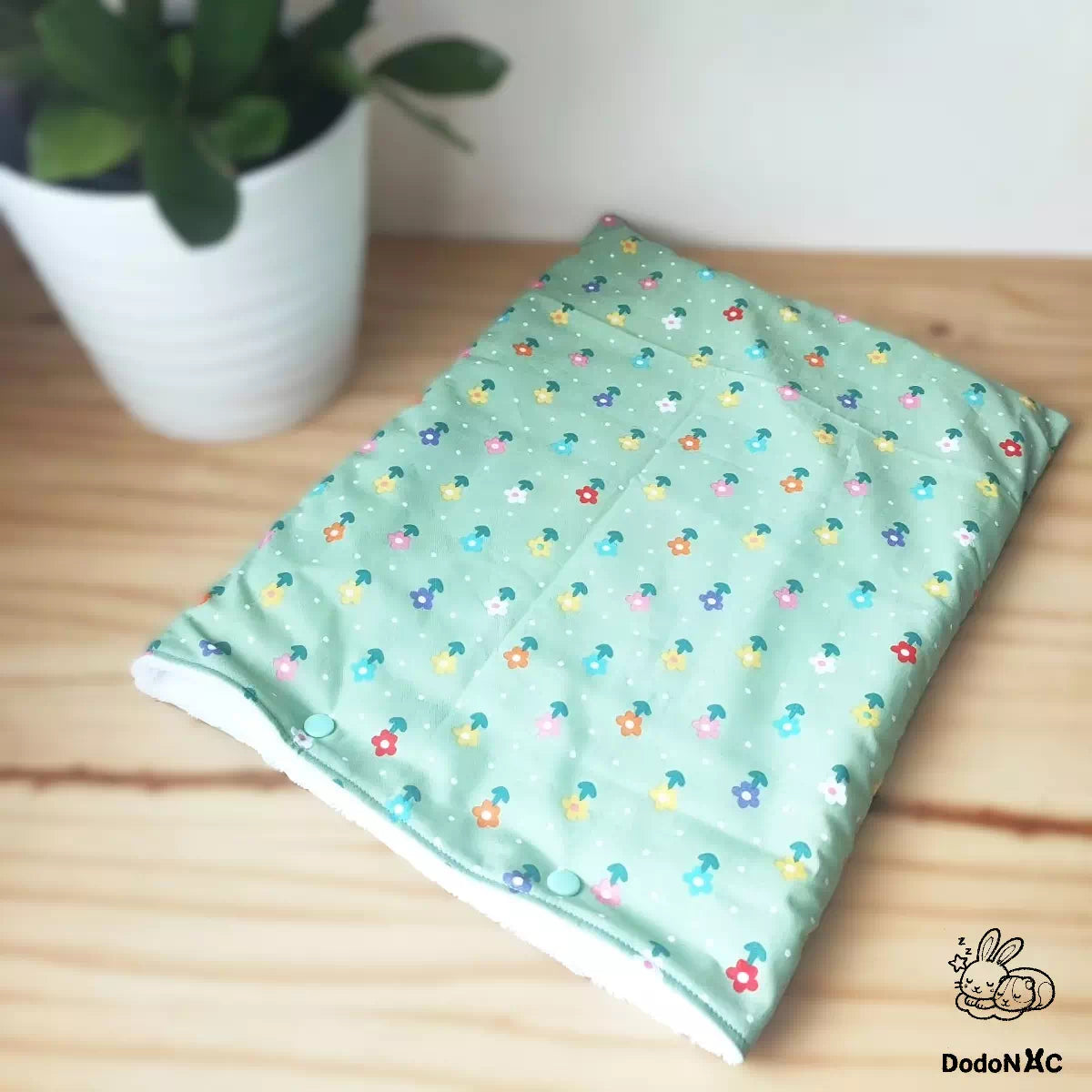 tapis rafraîchissant 3 en 1 d'été dodoNAC pour éviter les coups de chaud des rongeurs, lapins, cochon d'inde et petits animaux avec pain de glace et fonction tapis litiére absorbant fait main et personnalisé avec tissu fleurs