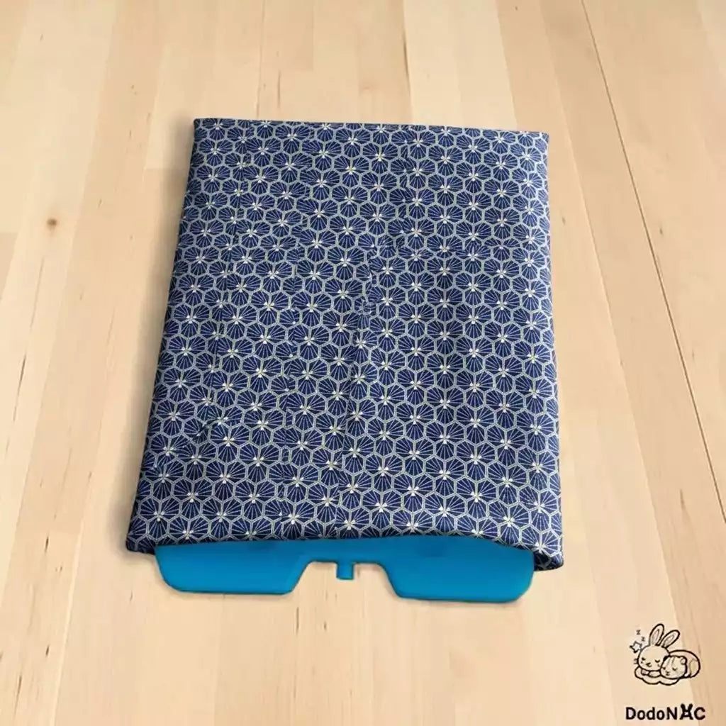 Tapis rafraîchissant bleu et or fait main pour lapin, posé sur un pain de glace avec fermeture à boutons pression - DodoNac