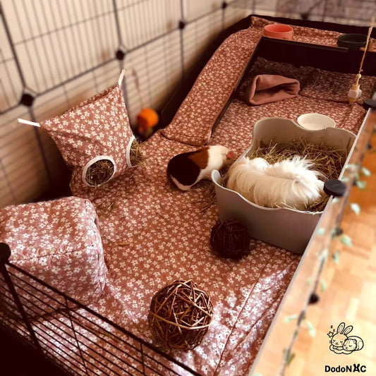 Pee pad ou tapis litiére absorbant sur-mesure lavable dodoNAC pour aménager sa cage de rongeurs, lapins, furet, cochon d'inde fait main et personnalisable pour créer une cage unique présenté avec un tissu motif floral