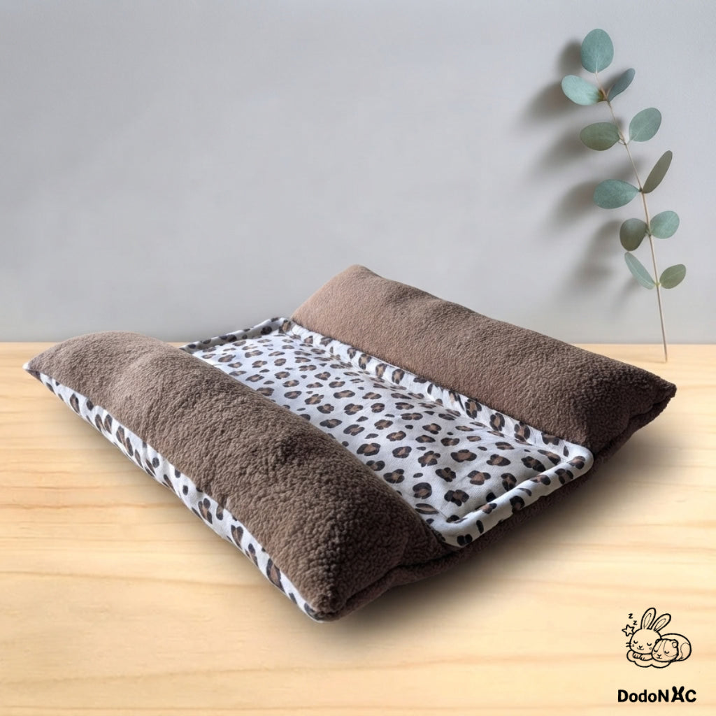 Coussin dodo douillet en polaire marron et motif léopard pour cochon d'inde et petit rongeur