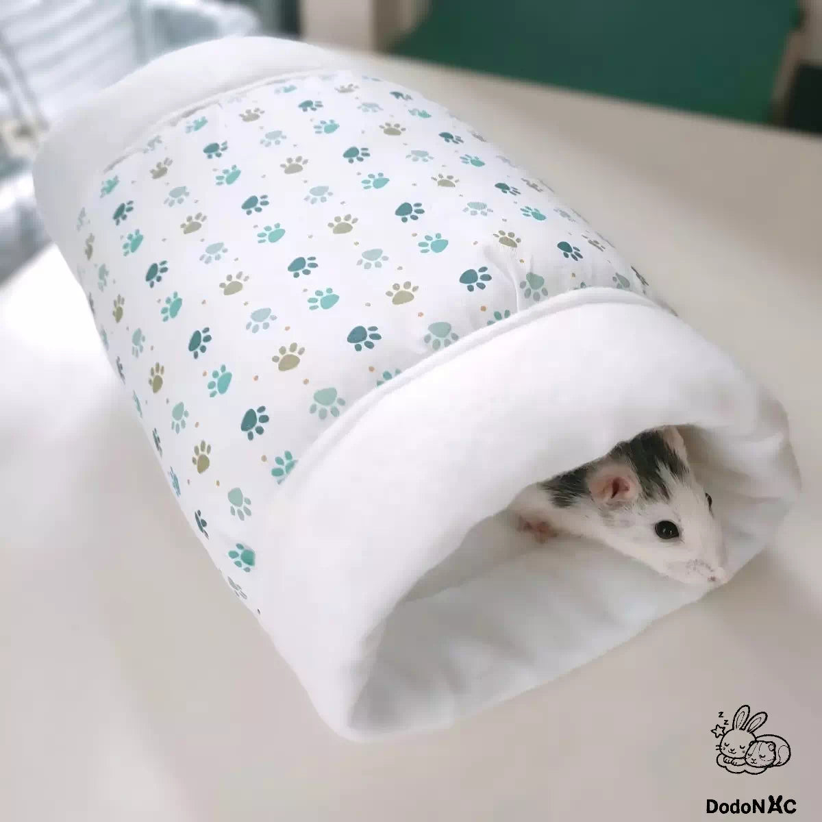 rat dans son tunnel multifonction dodoNAC lit douillet, cachette ou tunnel de jeu réversible personnalisable et fait main 