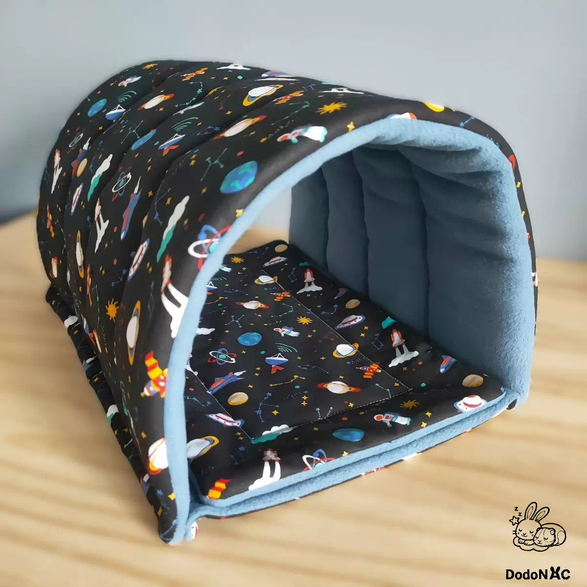 maison tunnel cachette dodoNAC avec pee pad absorbant amovible pour rongeur, cochon d'inde, chinchilla, furet fait main et personnalisé avec un tissu espace