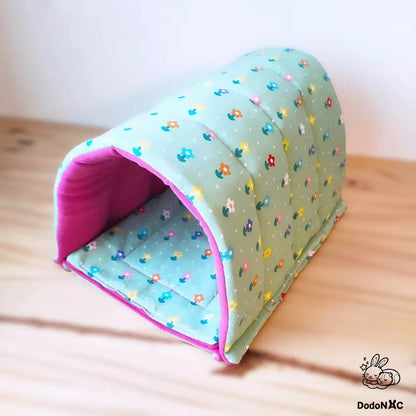 maison tunnel cachette dodoNAC avec pee pad absorbant amovible pour rongeur, cochon d'inde, chinchilla, furet fait main et personnalisé avec un tissu motif lapin