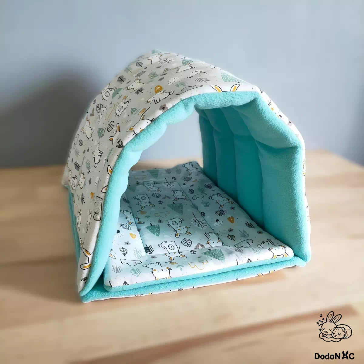 maison tunnel cachette dodoNAC avec pee pad absorbant amovible pour rongeur, cochon d'inde, chinchilla, furet fait main et personnalisé avec un tissu motif lapin