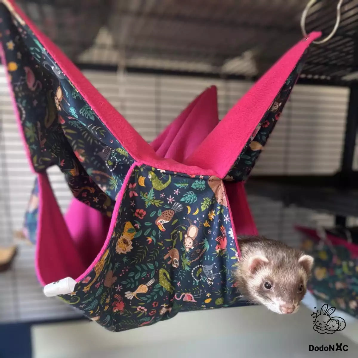 Hamac suspendu double pour furet en polaire fuchsia et tissu à motifs animaux de la jungle, avec un furet à l'entrée