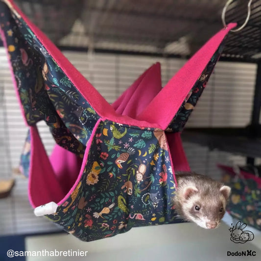 Hamac suspendu double pour furet en polaire fuchsia et tissu à motifs animaux de la jungle, avec un furet à l'entrée