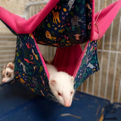 furets allongés dans leurs lit douillet dodoNAC hamac double taille L suspendu dans la cage