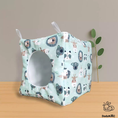 hamac maison cube dodoNAC (20x20cm) présenté posé, un lit confortable à suspendre fait main pour des rats, furet, gerbille et chinchilla à personnaliser