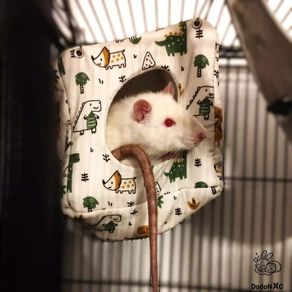 hamac maison cube dodoNAC (14x14cm) suspendu dans une cage, avec rat confortablement installé pour présenté l'accessoire