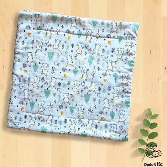 Pee pad tapis litiére et absorbant lavable taille L (40x40cm) dodoNAC pour rongeurs, furet, lapins, cochon d'inde, rats fait main à personnaliser présenté avec un tissu motif lapins 