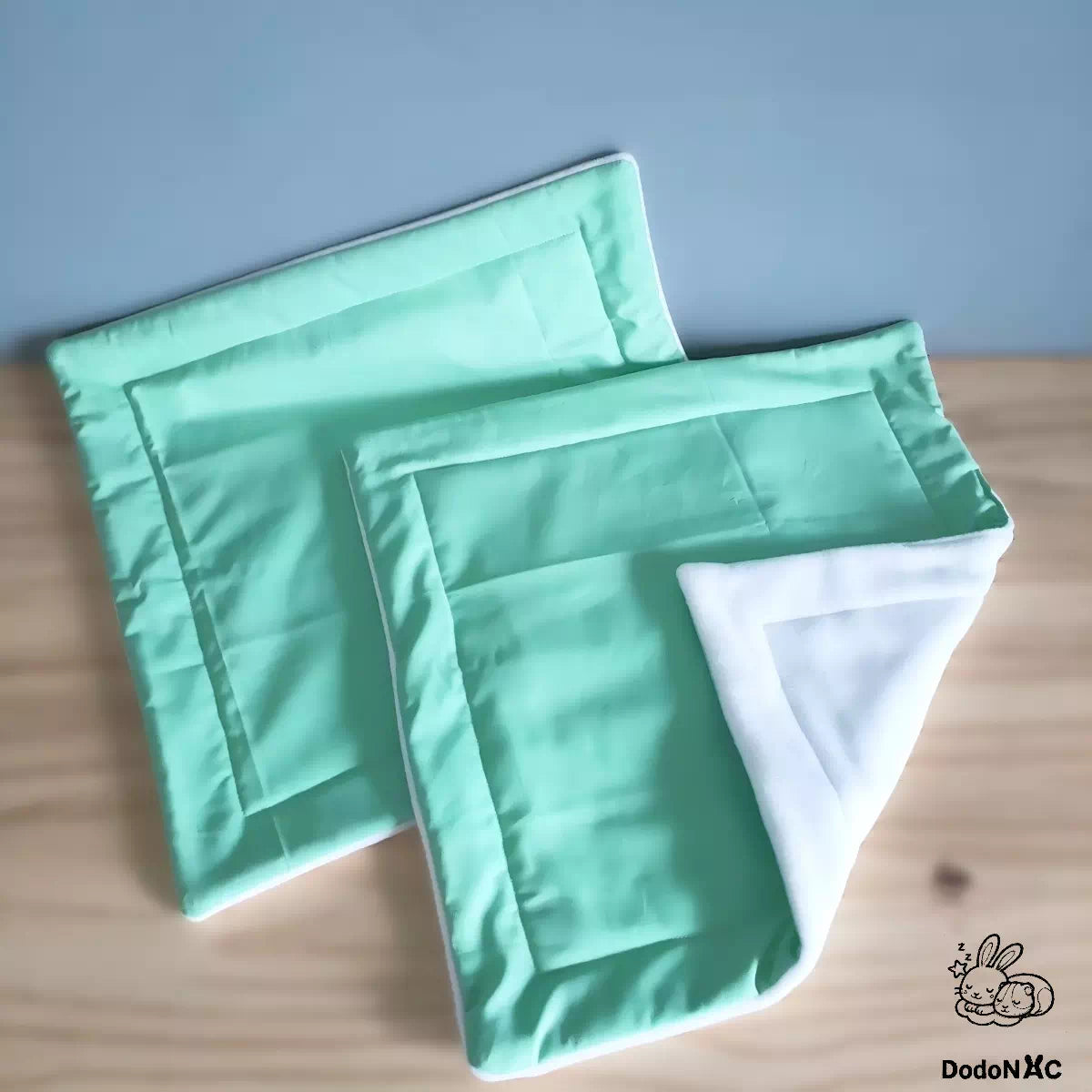 Pee pad tapis litiére et absorbant lavable taille L (40x40cm) dodoNAC pour rongeurs, furet, lapins, cochon d'inde, rats fait main à personnaliser présenté avec un tissu couleur menthe