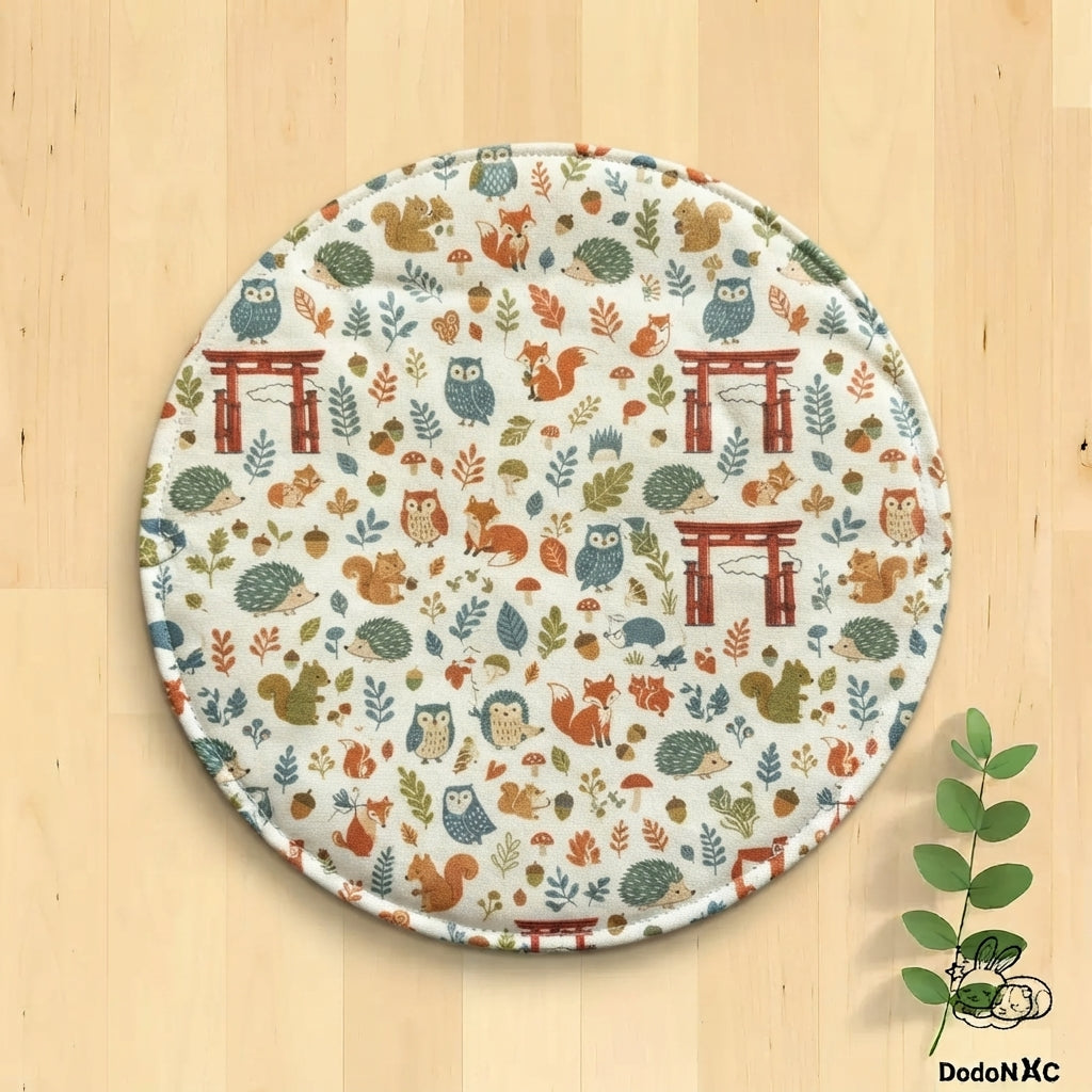 Tapis de litière rond lavable pour NAC (lapin, cochon d'Inde) - Motif forêt japonaise avec animaux et Torii sur fond écru - Diamètre 30cm - DodoNAC