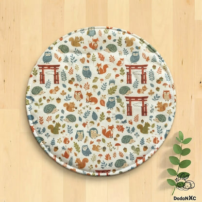 Tapis de litière rond lavable pour NAC (lapin, cochon d'Inde) - Motif forêt japonaise avec animaux et Torii sur fond écru - Diamètre 30cm - DodoNAC
