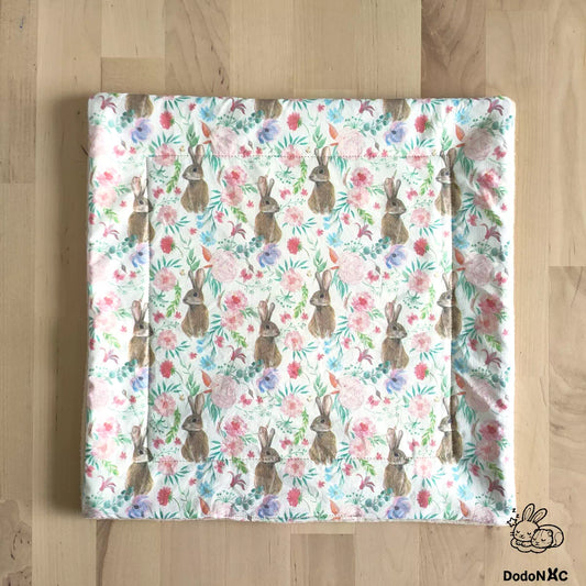 Tapis litière pee pad en polaire pour rongeurs, conçu pour offrir une solution absorbante et confortable pour vos animaux. Ce tapis est idéal pour les cages de petits animaux, garantissant un environnement propre et agréable tout en étant facile à nettoyer