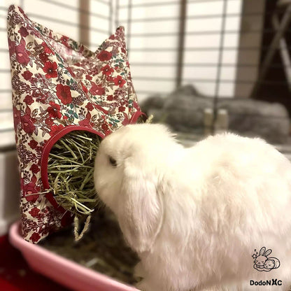 lapin qui mange son foin dans son sac à foin dodoNAC personnalisé avec un tissu fleurs