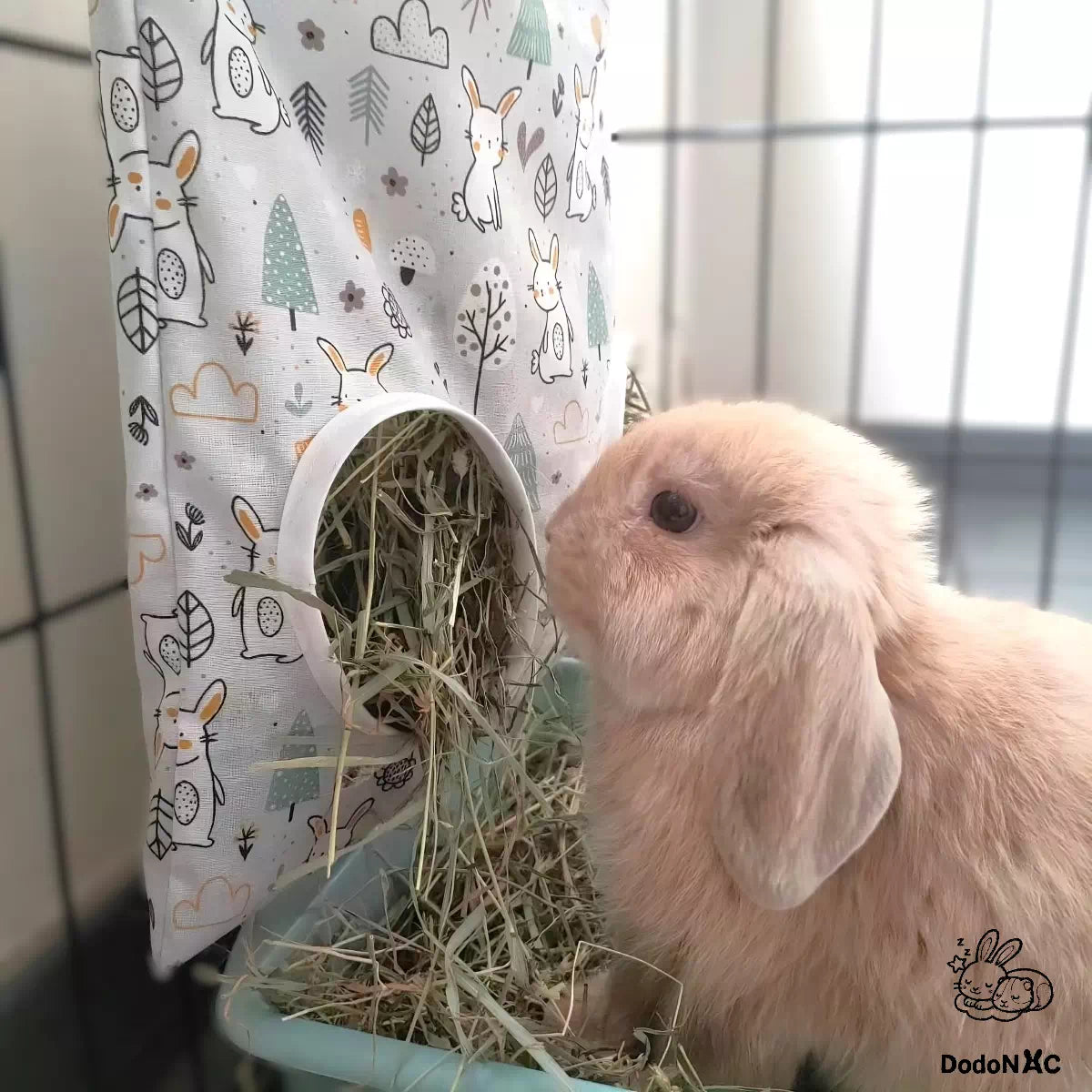 lapin qui mange son foin dans son sac à foin dodoNAC personnalisé avec un tissu motif lapin