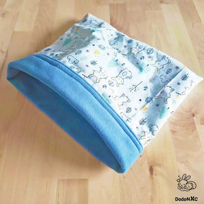sac à calin ou sac de couchage taille M (30x30cm) dodoNAC vue du dessus avec tissu motif lapin pour rongeurs, rat, furet, cochon d'inde et chinchilla doux et confortable fait main et personnalisable 