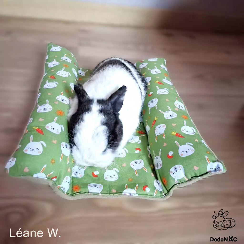 lapin mignon couché confortablement sur son snugabun, snuggle bed, accessoire lapin, coussin absorbant fait main dodoNAC
