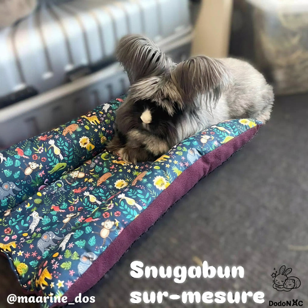 Magnifique lapin couché confortablement sur son snugabun sur-mesure, snuggle bed, accessoire lapin, coussin absorbant fait main dodoNAC
